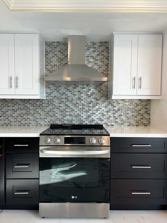 Range wall in a two-tone kitchen, Two-tone cabinets by Canada Kitchens
