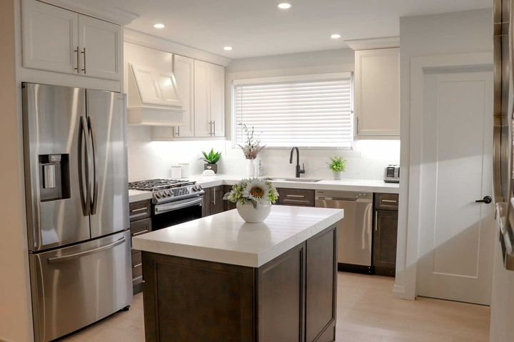 Small two-tone kitchen, Two-tone cabinets by Canada Kitchens