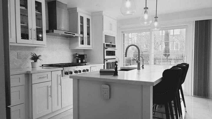 Black-and-white kitchen, Two-tone cabinets by Canada Kitchens