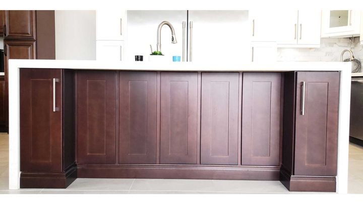 Island in a stained finish, Canada Kitchens cabinets