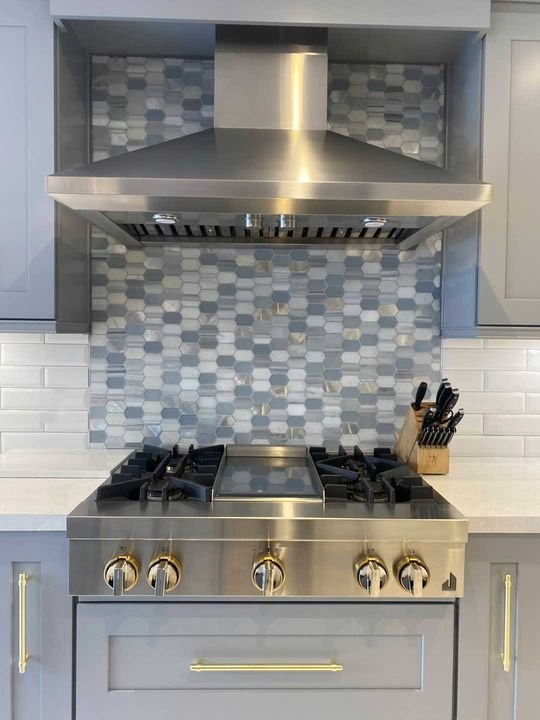 Range wall with tile backsplash, Shaker Grey cabinets by Canada Kitchens