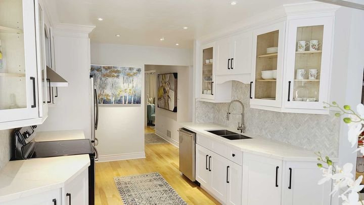 Galley kitchen, Shaker White cabinets by Canada Kitchens