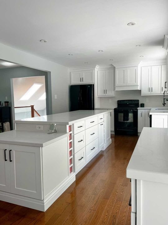 Large island with seating, Shaker White cabinets by Canada Kitchens