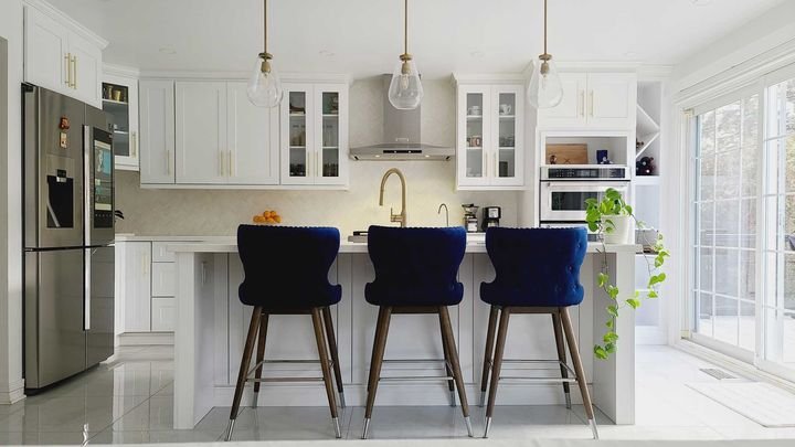 Large kitchen with island seating, Shaker White cabinets by Canada Kitchens