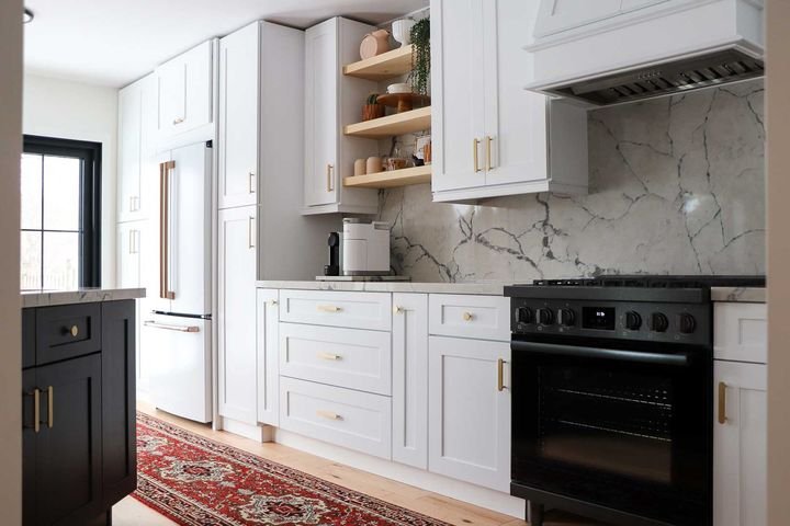 Quartz backsplash and range wall, Shaker White cabinets by Canada Kitchens